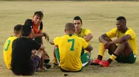 Pelatih sementara Persebaya, Sugiantoro, mengajak pemain asing bicara khusus, Selasa (13/8/2019), jelang melawan Arema. (Bola.com/Aditya Wany)