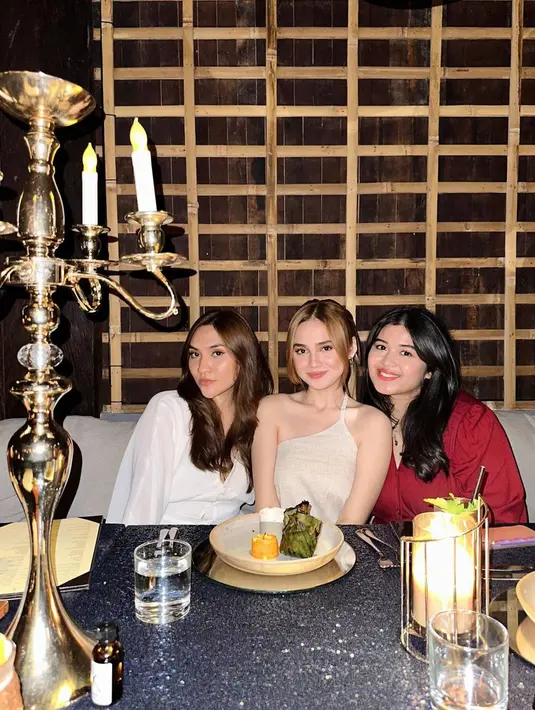Enggak hanya menikmati momen seru sendirian, dalam unggahan Instagramnya, Syifa membagikan potretnya bersama sahabat. Melihat penampilan yang sekarang, banyak yang menyebut dirinya mirip dengan Barbie. (Liputan6.com/IG/@syifahadju)