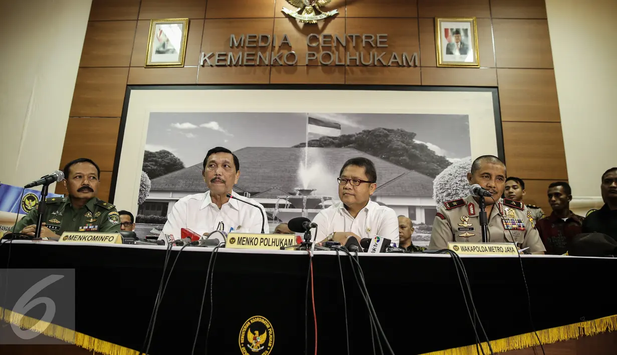 Menkopolhukam Luhut Panjaitan (kedua kiri) menggelar konferensi pers terkait demo supir taksi yang ricuh, Jakarta, Selasa (22/3). Luhut berharap demo ricuh tidak terjadi lagi. (Liputan6.com/Faizal Fanani)
