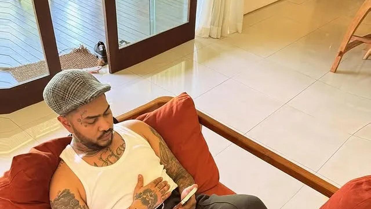 Onadio Leonardo sedang santai