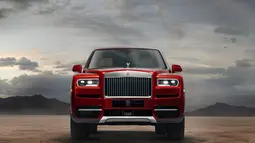 Aura mewah terpancar dari bagian depannya. Mobil ini memiliki desain premium dengan grill besar khas Rolls-Royce dan juga bemper sporty yang membuat keren mobil ini. Untuk dapur pacunya mobil ini dibekali mesin Twin-Turbo V12 yang mampu menghasilkan tenaga 563hp dan bisa mencapai 60 mil perjam dalam waktu 4.5 detik. (Source: auto-data.net)