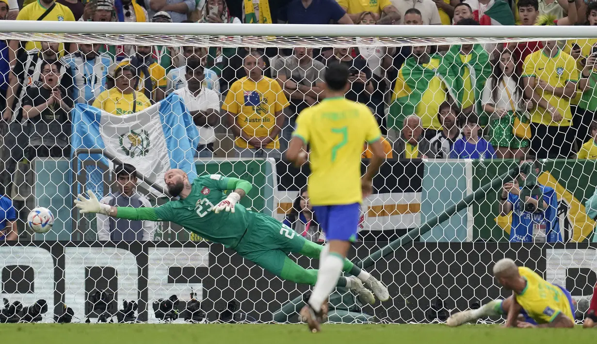 Penjaga gawang Serbia, Vanja Milinkovic-Savic tak dapat menghalau tendangan keras dari Richarlison. (AP Photo/Natacha Pisarenko)
