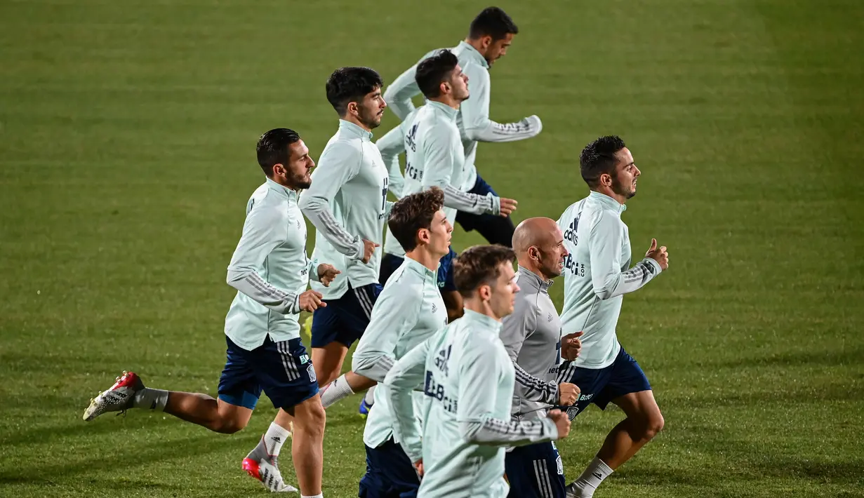 Para pemain Spanyol melakukan pemanasan selama mengikuti sesi latihan di La Ciudad del Futbol, Las Rozas de Madrid, Spanyol (8/11/2021). Spanyol akan bertanding melawan Yunani Grup B kualifikasi Piala Dunia Qatar 2022. (AFP/Gabriel Bouys)