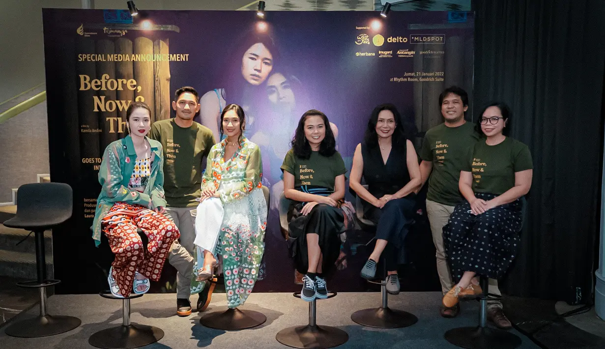 Terkait Nana, Kamila Andini menyebut film periodik Indonesia selalu terkait dengan sesuatu yang besar atau tokoh penting. Lewat Nana, Kamila Andini ingin bercerita perempuan pada umumnya, yang bisa disayangi dengan semua kekurangan dan kelebihannya. “Kebetulan saja ia hidup di masa itu. Tapi kita bisa berefleksi dengan masa itu dan terhubung dengan masa kini. Saya ingin membuat jembatan dari masa lalu ke masa sekarang,” ujarnya lewat pernyataan tertulis yang diterima Showbiz Liputan6.com, pekan ini. (Foto: Dok. Poplicist)