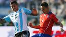 Penyerang Chili, Alexis Sanchez (kanan) berusah melewati bek Argentina, Marcos Rojo saat final Copa America 2015 di Stadion Nasional, Santiago, Chili, (4/7/2015). Chili menang lewat adu penalti atas Argentina dengan skor 4-1. (REUTERS/Marcos Brindicci)