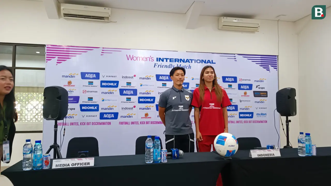 Pelatih Timnas Indonesia Putri, Akira Higashiyama, dan sang pemain Zahra Muzdalifah