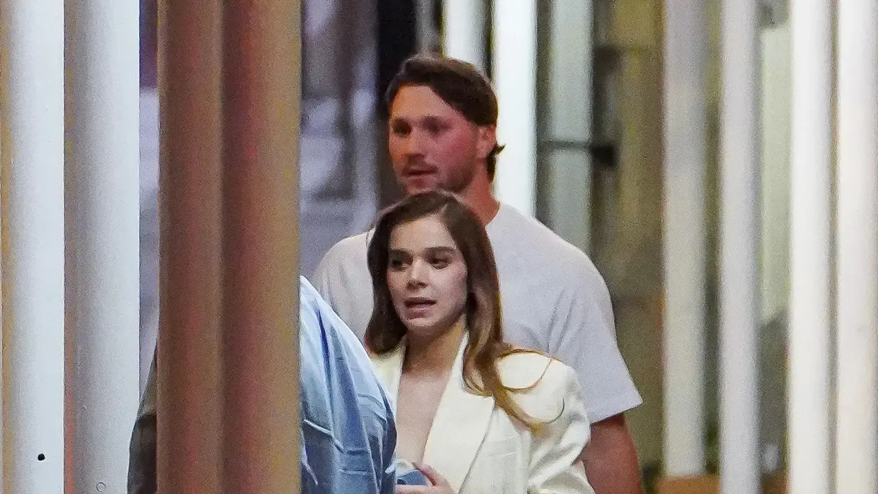 Hailee Steinfeld dan Josh Allen tertangkap kamera sedang bersama. (Source: New York Post)