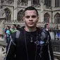 Pelaku penembakan di bandara Fort Lauderdale,Esteban Santiago berpose di luar biara saat ia memberi judul fotonya di London. Esteban Santiago, 26 tahun, tercatat sebagai anggota militer Army National Guard, di San Juan sembilan tahun lalu. (Instagram)