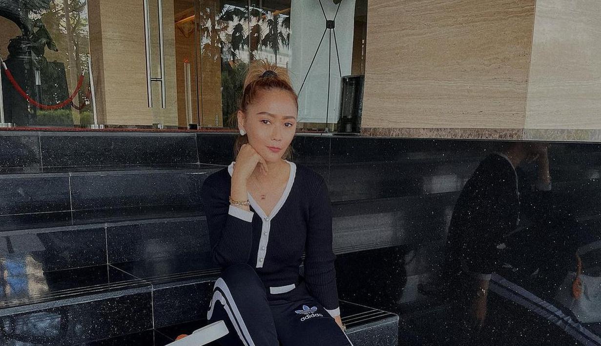 Terakhir, Inul Daratista mengingatkan untuk mencapai cita-cita butuh doa dan kerja. “Belajar tidak harus disekolah jika tidak mampu, di mana saja bisa. Capailah keinginanmu dibarengi dgn kerja, maka kau akan mampu meraihnya,” pungkas Inul Daratista. Saat artikel ini disusun, curhat Si Ratu Ngebor disukai lebih dari 12 ribu orang. Ratusan komentar menggenangi kolom. (Foto: Dok. Instagram @inul.d)