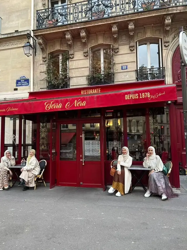 Dian Ayu Lestari dkk menghabiskan liburan bersama di Paris (Instagram/dianayulestari).