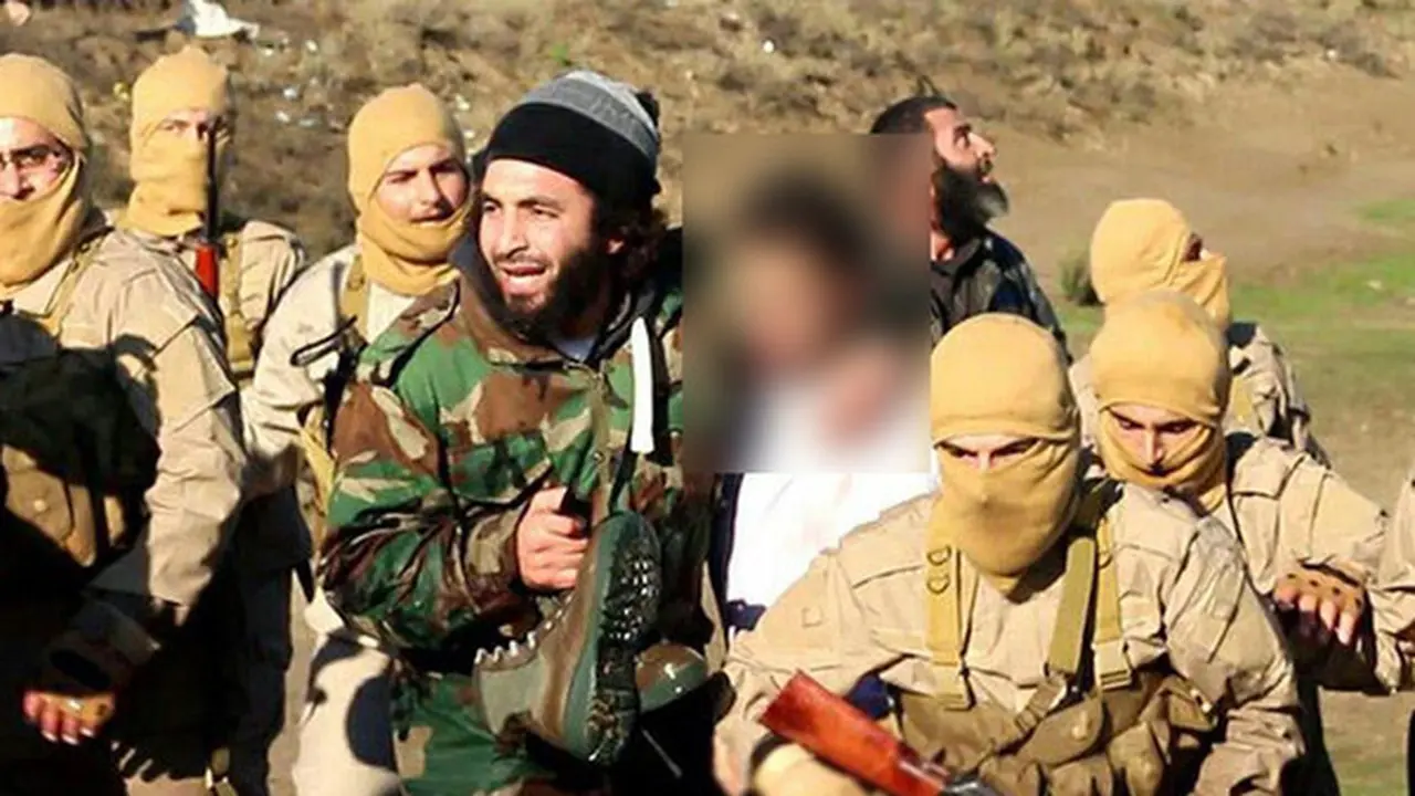Pilot Yordania di tengah-tengah anggota ISIS