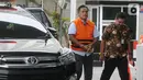 Direktur PT Harlis Tata Tahta Hartoyo (kiri) tiba di Gedung KPK, Jakarta, Senin (4/11/2019). Hartoyo diperiksa sebagai tersangka penyuap terkait pengadaan proyek jalan di Provinsi Kalimantan Timur tahun 2018-2019. (merdeka.com/Dwi Narwoko)