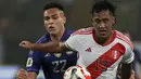 Striker Timnas Argentina, Lautaro Martinez (kiri) berebut bola dengan gelandang Peru, Renato Tapia pada laga Kualifikasi Piala Dunia 2026 Zona Conmebol di National Stadium, Lima, Peru, Rabu (18/10/2023) pagi WIB. (AP Photo/Guadalupe Pardo)