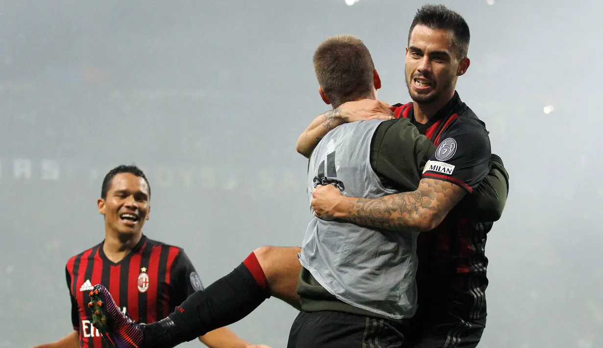 Gelandang AC Milan, Suso melakukan selebrasi usai mencetak gol keduanya kegawang Inter Milan pada laga Liga Italia Serie A di Stadion San Siro, Milan, (20/11). AC Milan bermain imbang dengan Inter Milan dengan skor 2-2. (REUTERS/Alessandro Garofalo)