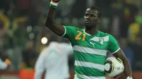 Bek Pantai Gading, Emmanuel Eboue, saat bermain melawan Korea Utara di Piala Dunia 2010 di Stadion Mbombela. (AFP)