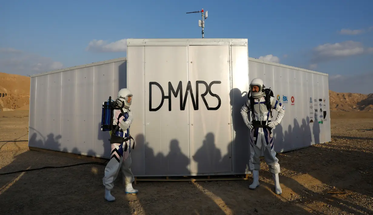 Astronot analog Israel melakukan simulasi kehidupan di Planet Mars di Gurun Negev, Minggu (18/2). Israel menggelar Proyek D-Mars untuk pertama kalinya. (MENAHEM KAHANA/AFP)