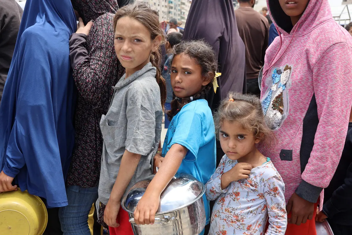 Kelaparan, Anak-anak Gaza Antre untuk Dapat Makanan