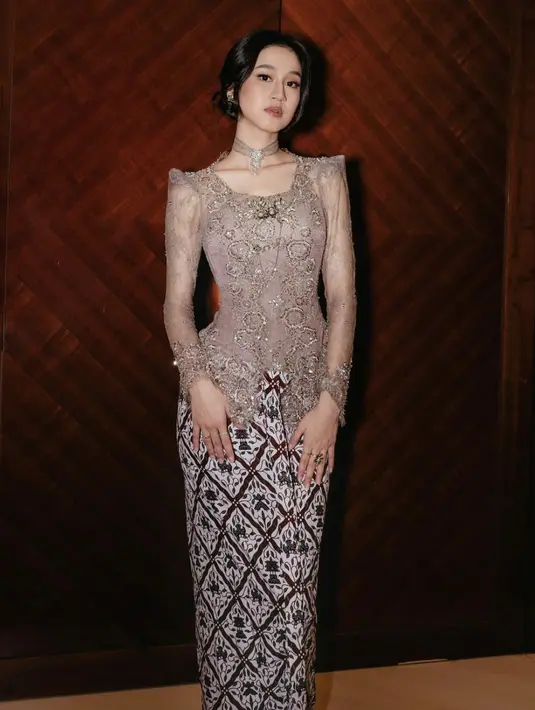 Champagne juga ciptakan kesan warna kulit yang begitu bersih. [Foto: Renzilazuardi/ Instagram]