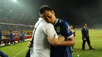 M Ridwan memeluk salah satu staff Persib Bandung usai menumbangkan Persipura Jayapura lewat adu penalti 5-3 di Stadion Gelora Sriwijaya, Palembang, (7/11/2014). (Liputan6.com/Helmi Fithriansyah)