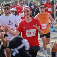 Artis senior Ira Wibowo salah satu artis yang gemar olahraga. Belum lama ini, kakak artis Ari Wibowo itu ikut berpartisipasi dalam lomba lari Borobudur Marathon 2023 di Jawa Tengah. Berikut potretnya. Ira tampak menyapa para masyarakat yang menyaksikan. [Instagram/irawbw]