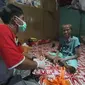 Raden Wildan Budhi Prasetyo saat mengunjungi seorang warga yang butuh pelayanan kesehatan di Desa Enggelam, Kecamatan Muara Wis, Kabupaten Kutai Kartanegara.