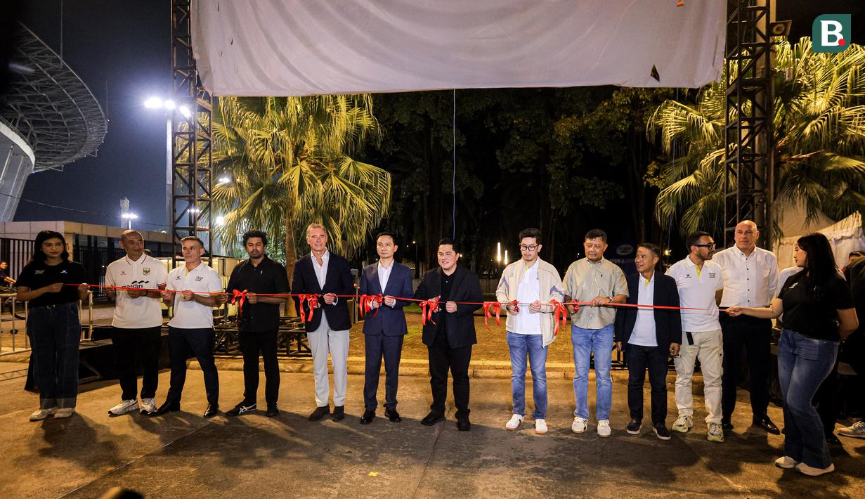 Ketua Umum PSSI, Erick Thohir bersama sejumlah jajaran dari Kelme bersiap melakukan potong pita saat launching jersey baru dalam acara Leave Your Mark Fest 2026 di Plaza Utara Stadion Utama Gelora Bung Karno, SUGBK, Senayan, Jakarta, Kamis (12/03/2026) malam WIB. (Bola.com/Bagaskara Lazuardi)