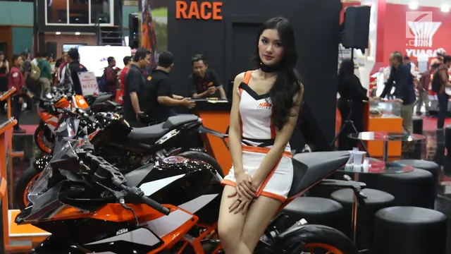 Deretan SPG Cantik Curi Perhatian Pengunjung IMOS 2018