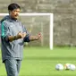 Pelatih Timnas Indonesia U-19, Indra Sjafri, memimpin langsung latihan di Stadion Pandomar, Yangon, Minggu (10/9). Latihan ini ditujukan sebagai persiapan menghadapi Vietnam. (Liputan6.com/Yoppy Renato)