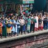 Penumpang menunggu kereta lokal tiba di Mumbai, India, Kamis (8/9/2022). Indian Railways dikatakan sebagai jaringan terbesar kedua di dunia. Di India umumnya menggunakan rel berukuran 1,676 mm atau rel lebar. (Indranil MUKHERJEE/AFP)