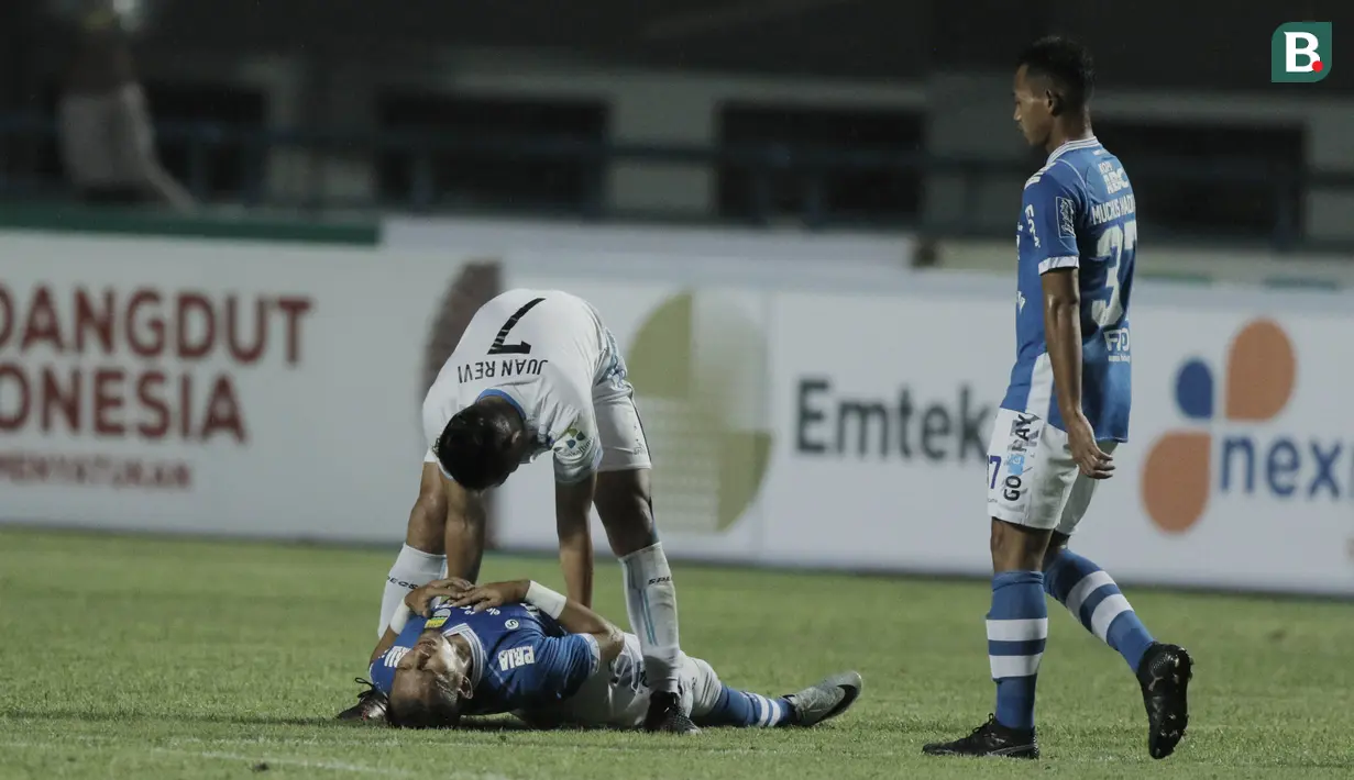 Gelandang Arema FC, Juan Revi, membantu striker Persib Bandung, Airlangga Sucipto, yang kesakitan pada laga persahabatan di Stadion GBLA, Bandung, Minggu (18/3/2018). Persib menang 2-1 atas Arema FC. (Bola.com/M Iqbal Ichsan)