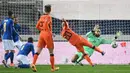 Gelandang Belanda, Donny Van de Beek, mencetak gol ke gawang Italia ada laga lanjutan UEFA Nations League di Atleti Azzurri d'Italia Stadium, Kamis (15/10/2020) dini hari WIB. Italia imbang 1-1 atas Belanda. (AFP/Marco Bertorello)