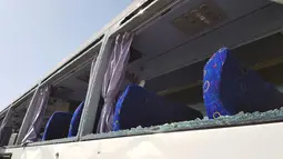 Kondisi bus wisata yang rusak setelah ledakan bom di jalan dekat Piramida Giza, Kairo, Minggu (19/5/2019). Sejauh ini pihak berwenang masih melakukan penyelidikan dan belum mengetahui motif di balik serangan maupun pelakunya. (REUTERS/Amr Abdallah Dalsh)