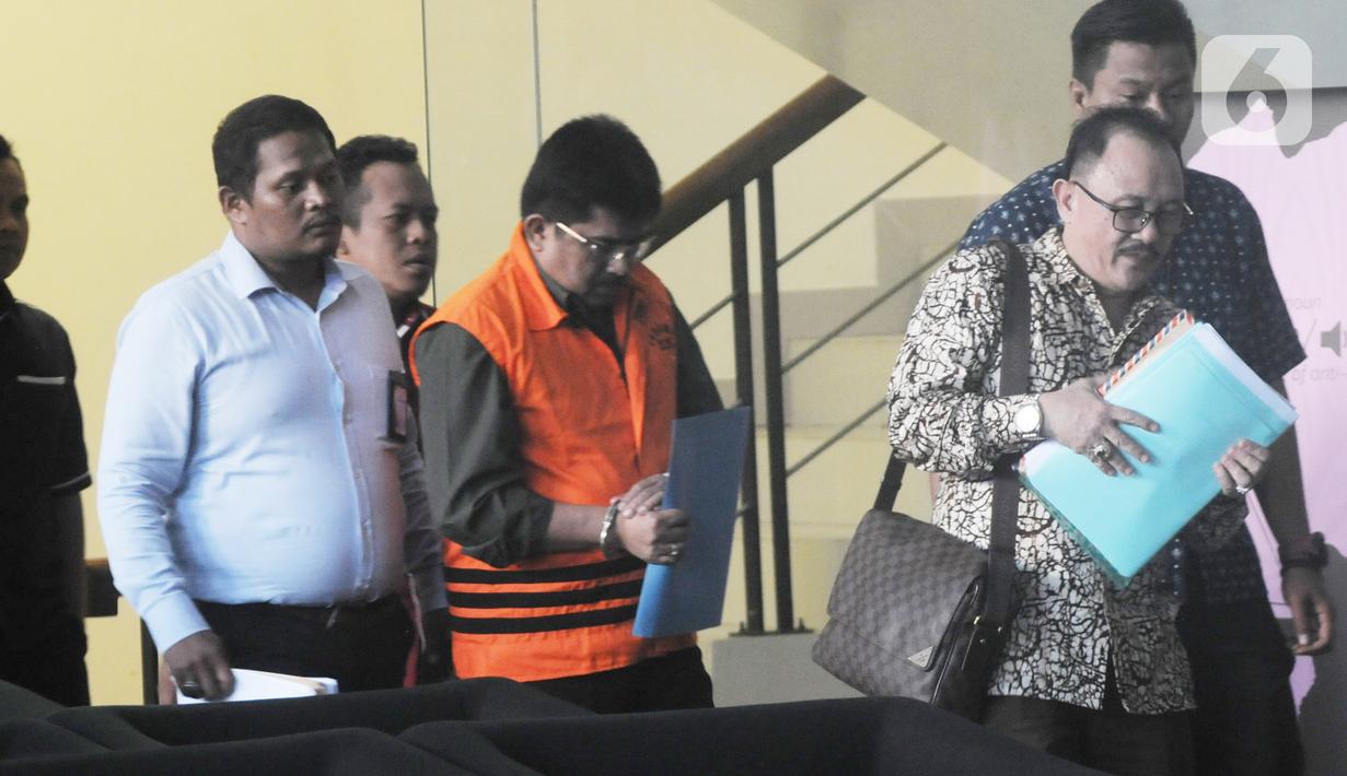 Mantan Kepala Kantor Pelayanan Pajak (KPP) Penanaman Modal Asing (PMA) Tiga Kanwil Jakarta Khusus, Yul Dirga yang juga tersangka mengenakan rompi oranye usai menjalani pemeriksaan di Gedung KPK, Jakarta, Kamis (3/10/2019). (merdeka.com/Dwi Narwoko)