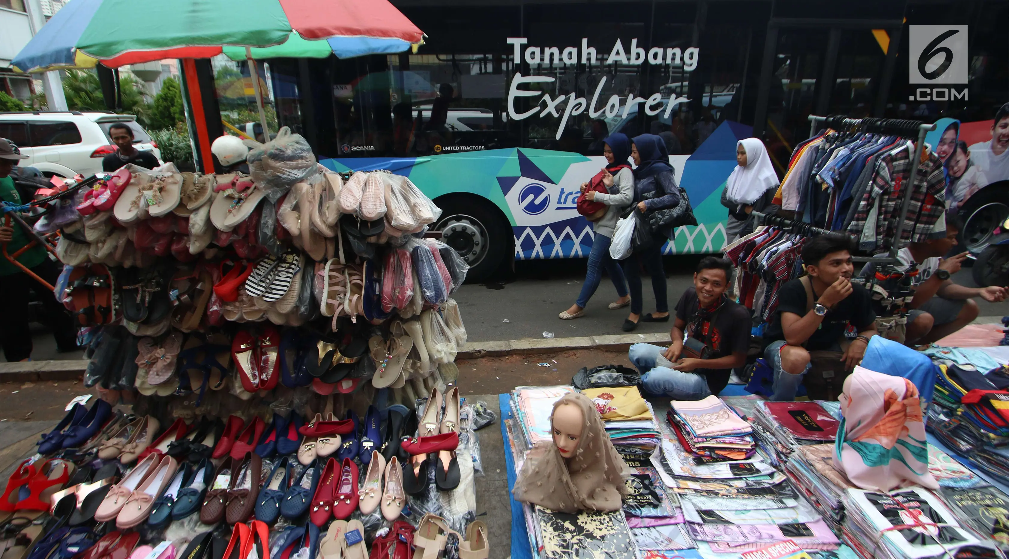 Sejumlah pedagang kaki lima berjualan diatas trotoar di Jalan Kebon Jati, Tanah abang, Sabtu (23/12). Banyaknya PKL yang berjualan di trotoar membuat sulit para pejalan kaki yang melintas. (Liputan6.com/Angga Yuniar)
