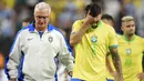 Pelatih Brasil, Dorival Junior  dan pemain Brasil, Marquinhos tertunduk setelah timnya disingkirkan Uruguay pada babak adu penalti saat laga perempat final Copa America 2024 di Allegiant Stadium, Las Vegas, Nevada, Minggu (07/07/2024) WIB. (AP Photo/Julio Cortez)