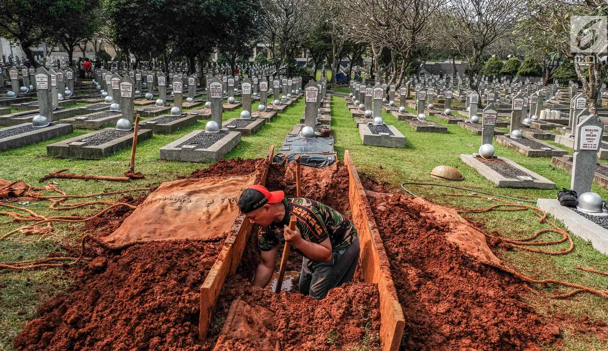 Petugas menggali tanah untuk makam almarhumah Ani Yudhoyono, istri Presiden Ke-6 RI yang berada di Blok M 129 Taman Makam Pahlawan (TMP) Kalibata, Jakarta, Sabtu, (01/6/2019). Lokasi makam berdampingan dengan makam istri Presiden B.J Habibie, Ainun Habibie. (Liputan6.com/Faizal Fanani)