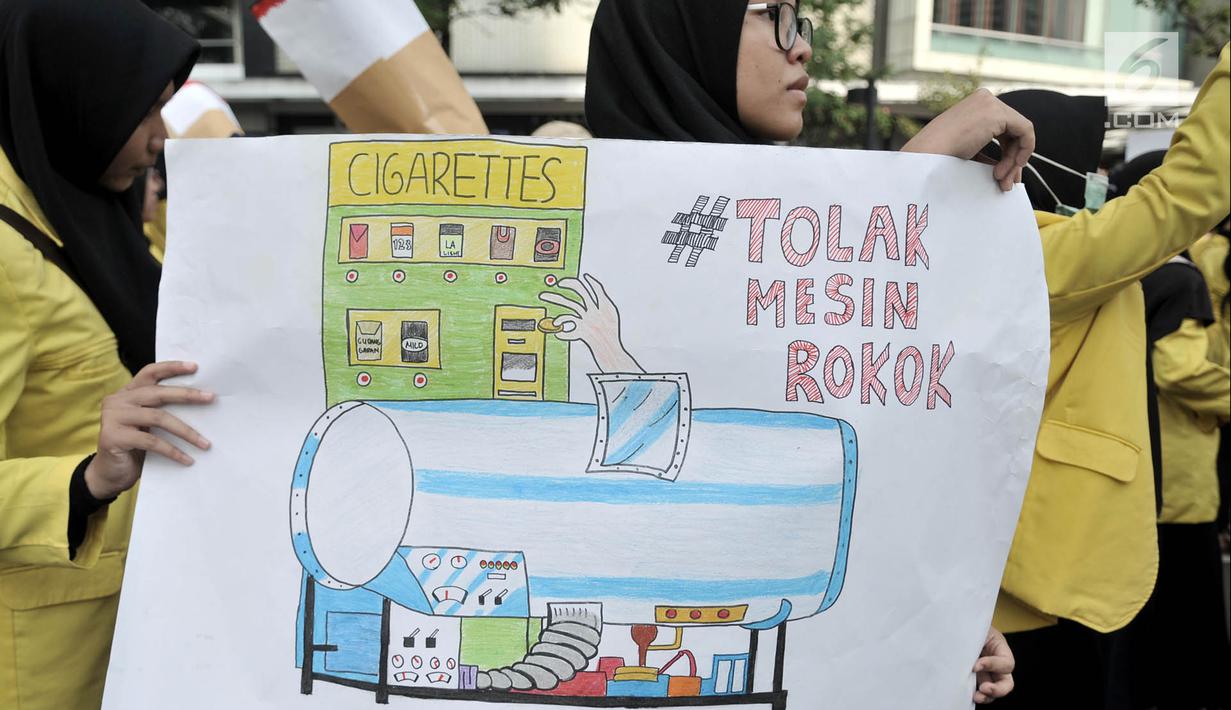 Spanduk imbauan mahasiswa Universitas Indonesia (UI) saat menggelar kampanye Bahaya Merokok di car free day (CFD), Jakarta, Minggu (6/5). Dalam aksinya, mahasiswa menolak RUU Pertembakauan. (Merdeka.com/Iqbal Nugroho)