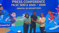 Program Director MilkLife Soccer Challenge, Teddy Tjahjono (tengah), diapit Vanessa Ingrid Pamela selaku Group Brand Head Dairy PT Global Dairi Alami dan Merlin selaku Direktur PT Bayan Resources Tbk, dalam konferensi pers digelarnya putaran kedua MillkLife Soccer Challenge (MLSC) 2025/2026. (Bola.com/Benediktus Gerendo Pradigdo)