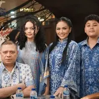 Lihat di sini gaya sarimbit keluarga ala Ashanty dan Kris Dayanti. [@ashanty_ash/@krisdayantilemos].