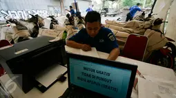 Petugas mengecek data pemilik sepeda motor yang akan di berangkatkan dari stasiun Lempuyangan,Yogyakarta, (11/7).Program ini dilakukan untuk mengurangi jumlah pemudik yang menggunakan sepeda motor. (Boy Harjanto)