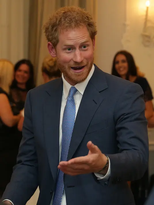 Menjalin hubungan jarak jauh dengan Pangeran Harry, mengharuskan Meghan untuk selalu tampil sendiri. Seperti sebelumnya ia terlihat membawa rangkaian bunga. (AFP/Bintang.com)