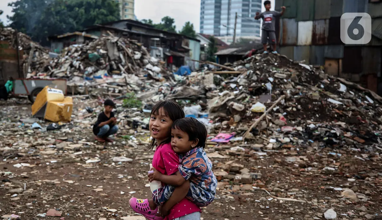 Anak-anak bermain di antara reruntuhan rumah di kawasan permukiman Jalan Pancoran Buntu II, Pancoran, Jakarta, Selasa (30/3/2021). Anak-anak yang tidak tahu permasalahan atas sengketa tanah menjadi korban dan terpaksa bermain di sisa reruntuhan tempat tinggal mereka. (Liputan6.com/Johan Tallo)