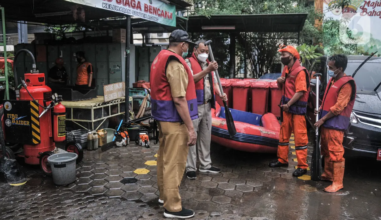 Petugas PPSU mendengarkan pengarahan sebelum melakukan simulasi penanganan banjir di Posko Siaga Bencana Kelurahan Sunter Agung, Jakarta, Senin (18/10/2021). Kegiatan dalam rangka memeriksa kesiapan tim dan perlengkapan SAR untuk penanganan banjir saat musim penghujan. (merdeka.com/Iqbal S. Nugroho)
