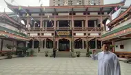 Imam Masjid Chen Jin (kanan) saat berbincang di kompleks Masjid Huangcheng di Chengdu, China, Sabtu (18/10/2025) (Dok. ANTARA/Azis Kurmala).