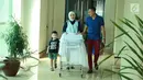 Soraya Larasati dan suaminya Doni Amaldi dan putra pertamanya menuju ruang jumpa pers, Jakarta, Kamis (8/6). Soraya Larasati melahirkan anak keduanya senin (5/6/2017). (Liputan6.com/Herman Zakharia)
