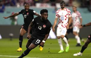 Pemain Timnas Kanada, Alphonso Davies melakukan selebrasi usai mencetak gol ke gawang Timnas Kroasia dalam laga matchday kedua Grup F Piala Dunia 2022 di Khalifa International Stadium, Doha, Qatar, Minggu (27/11/2022) malam WIB. (AP/Thanassis Stavrakis)