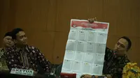 Komisioner KPU Jabar Divisi Teknis Endun Abdul Haq memperlihatkan contoh surat suara. (Huyogo Simbolon)