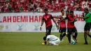 Wasit Nagor Amir Amir Bin Noor Mohamed melihat Evan Dimas terjatuh oleh dorongan pemain Timor pada laga penyisihan grup B SEA Games 2017 di Stadion Majlis Perbandaran Selayang, Malaysia, Minggu (20/8). (Liputan6.com/Faizal Fanani)