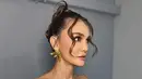Rambut brunette Luna Maya ditata dengan twisted french updo yang sisakan curl bang di bagian depan [@hairbyranggayusuf]