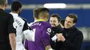 Manajer tim Fulham, Scott Parker (kanan) merayakan kemenangan 2-0 atas Everton bersama para pemainnya usai berakhirnya laga lanjutan Liga Inggris 2020/21 pekan ke-24 di Goodison Park, Liverpool, Minggu (14/2/2021). (AP/Oli Scarff/Pool)